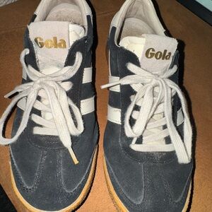 Gola women’s 7 Sneakers in black and White